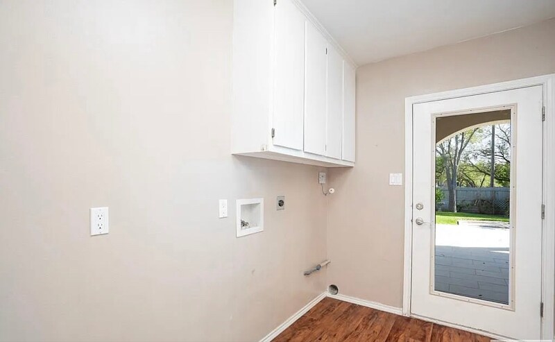 Building Photo - 2022 Elmwood Dr