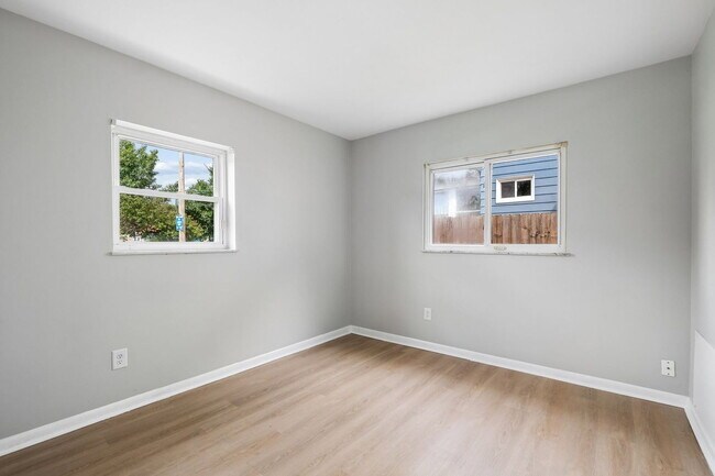 Building Photo - 133 E Markison Ave