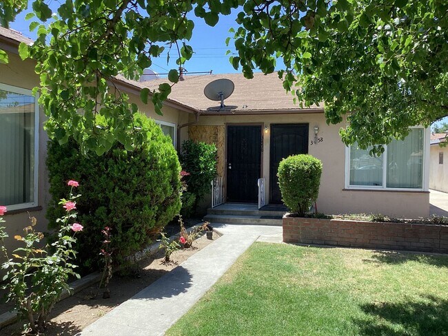 Primary Photo - 3452 - 3458 E. Clinton Ave Fresno