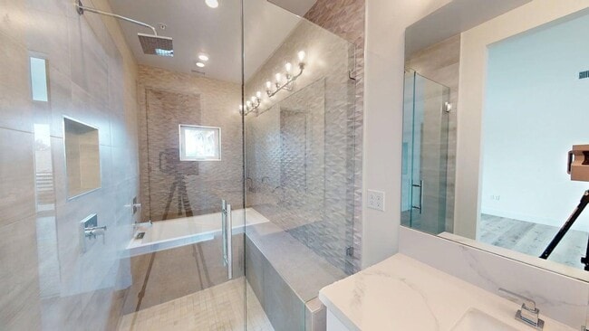 Building Photo - Gated | Light-Filled Townhouse | North Park