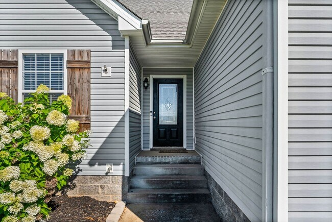 Building Photo - Pet Friendly Three Bedroom!