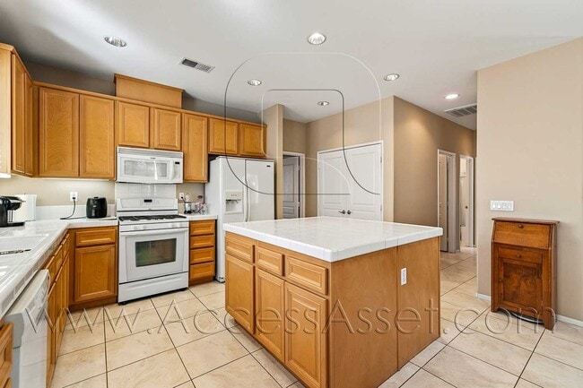 Building Photo - 55+ Age Community – Charming 2 Bed / 2 Bat...