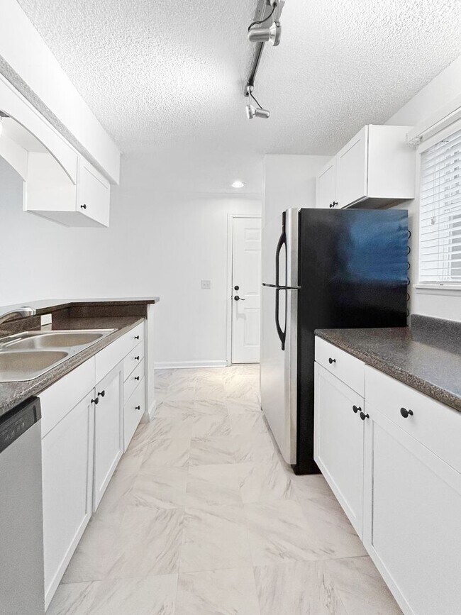 Building Photo - 2500 Winding Creek Blvd