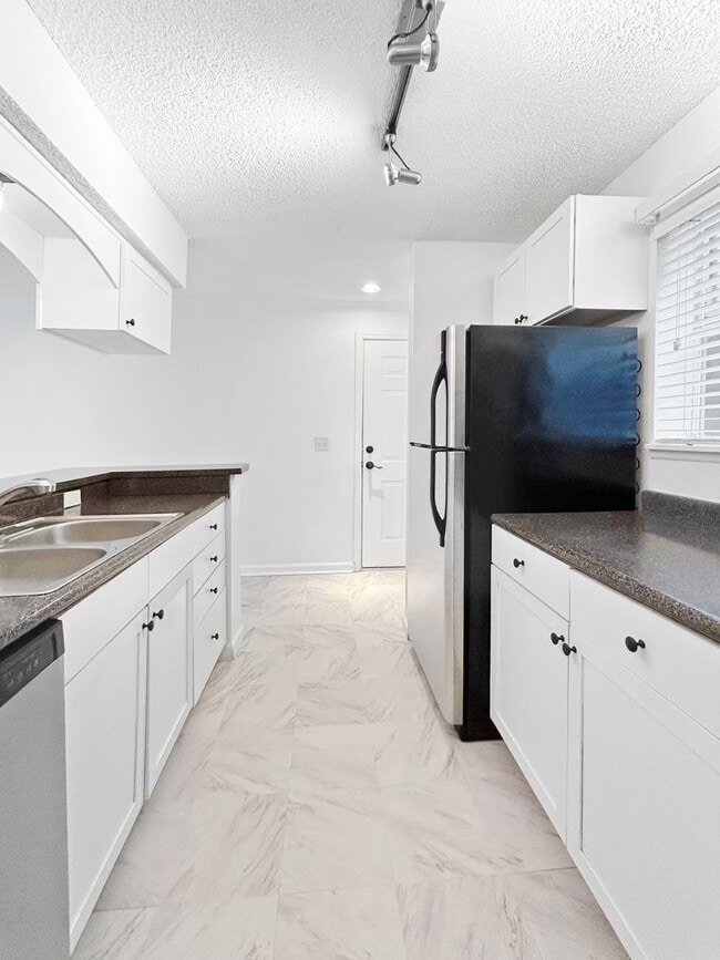 Building Photo - Resort-Style Living in a Gated Community – 2 Bed / 2 Bath Condo in Clearwater!