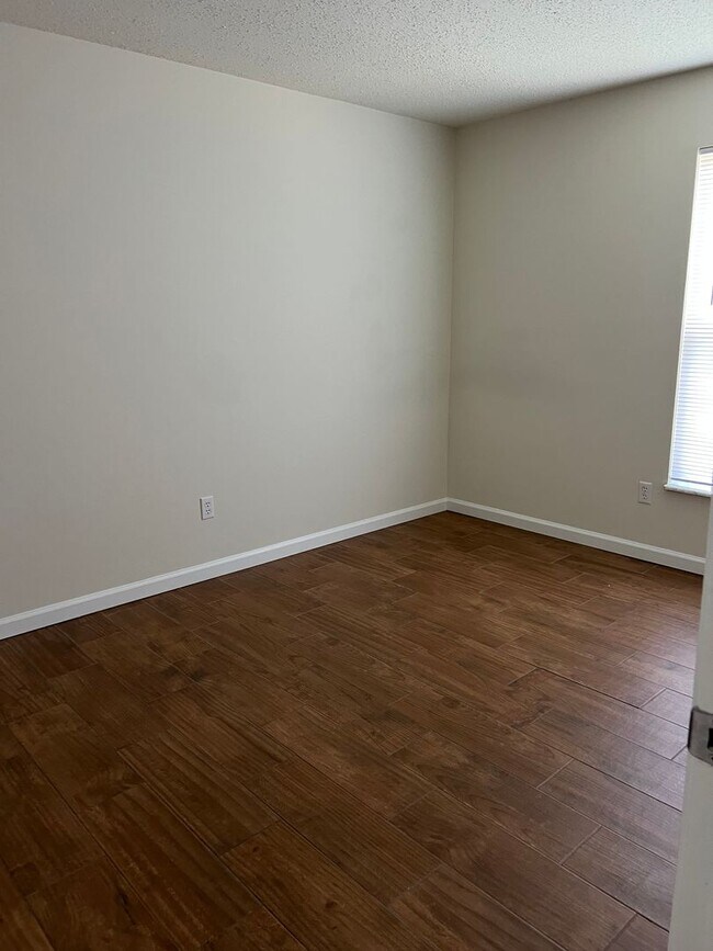 Building Photo - 4 bedroom rental home