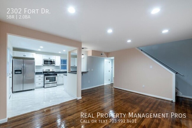 Building Photo - 2302 Fort Dr