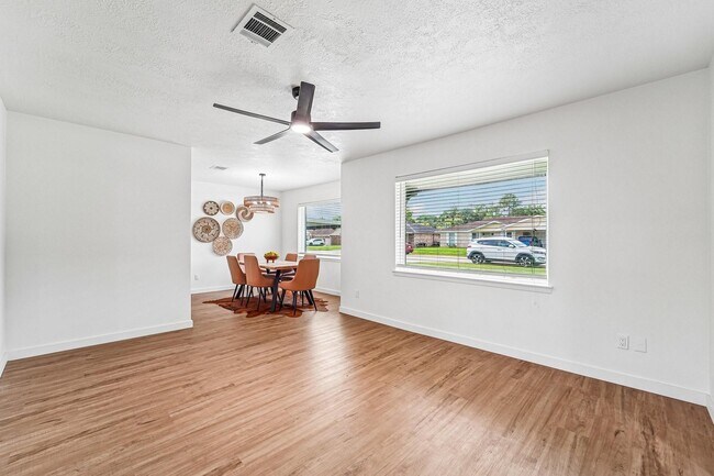 Building Photo - 2801 Coy Dr