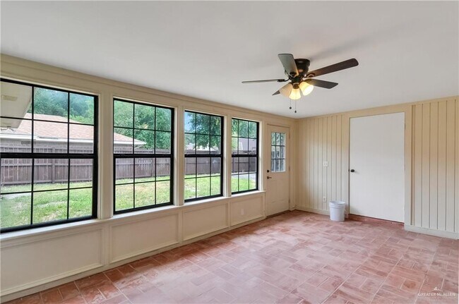 Building Photo - 413 W Jonquil Ave