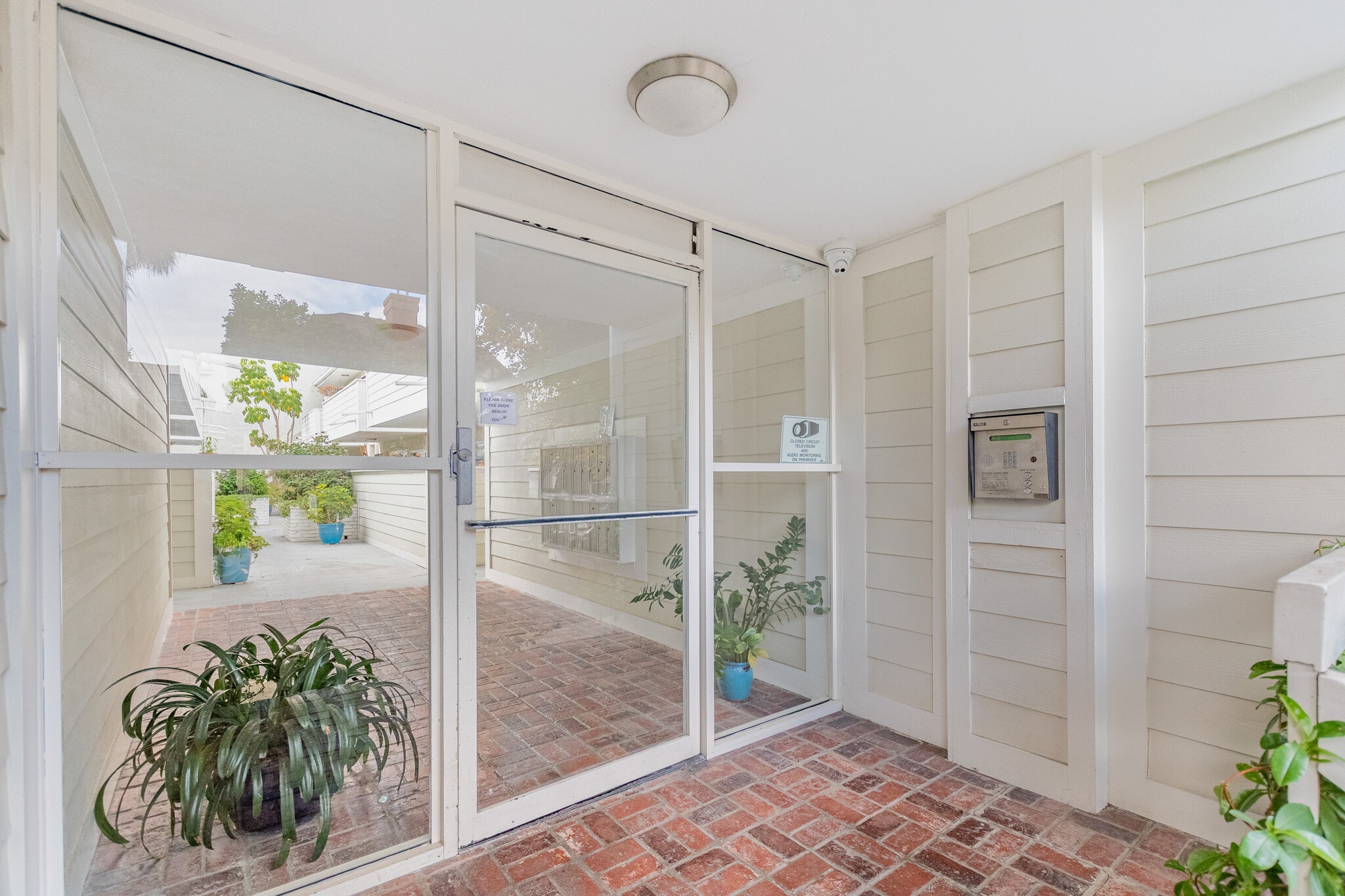 Building Photo - 1535 Granville Ave