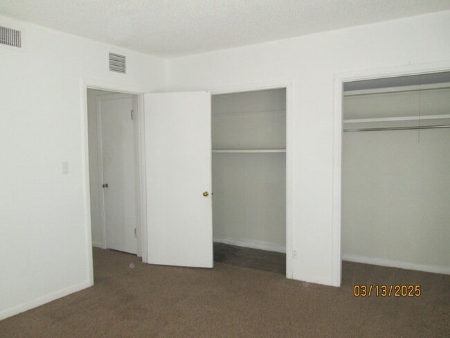 Building Photo - HOUSE -- 3 bedrooms, 1 bathroom