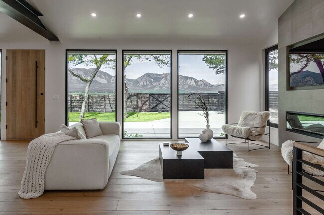 Building Photo - Modern Luxury Rental with Unobstructed Flatiron Views