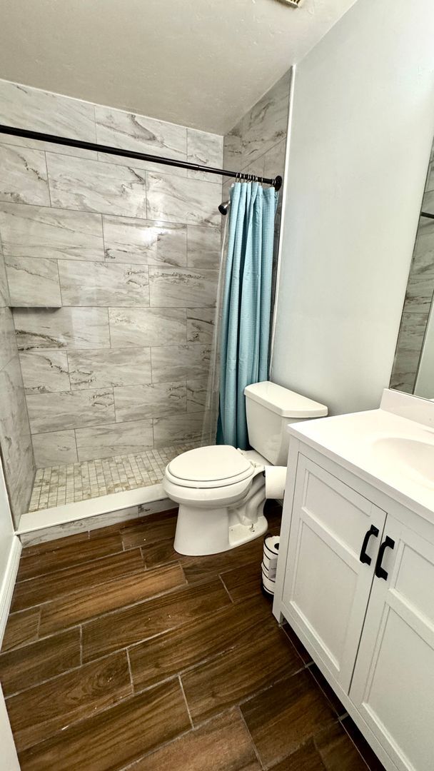 Building Photo - Move In Ready Condo in Woodside Villas