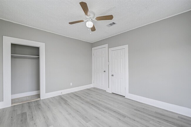 Building Photo - 1101 Elm Unit A St