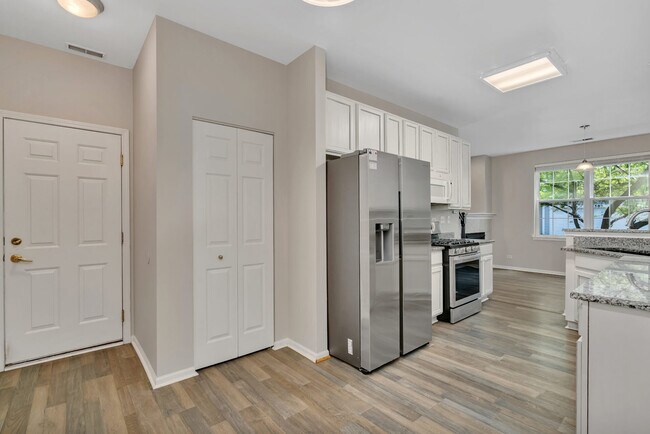 Building Photo - 2576 Hillsboro Blvd