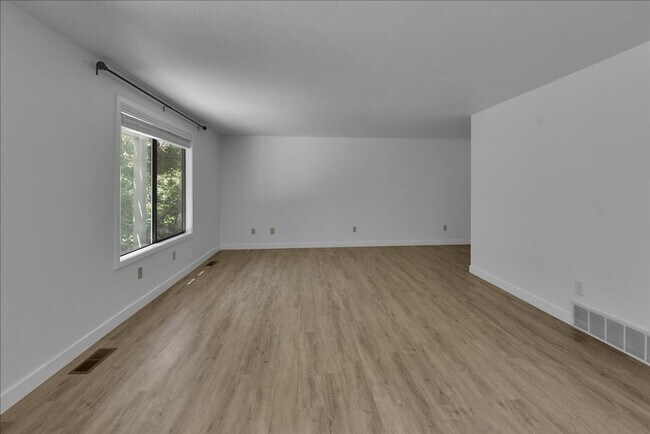 Building Photo - 5Bd/2.5Ba Everett Home