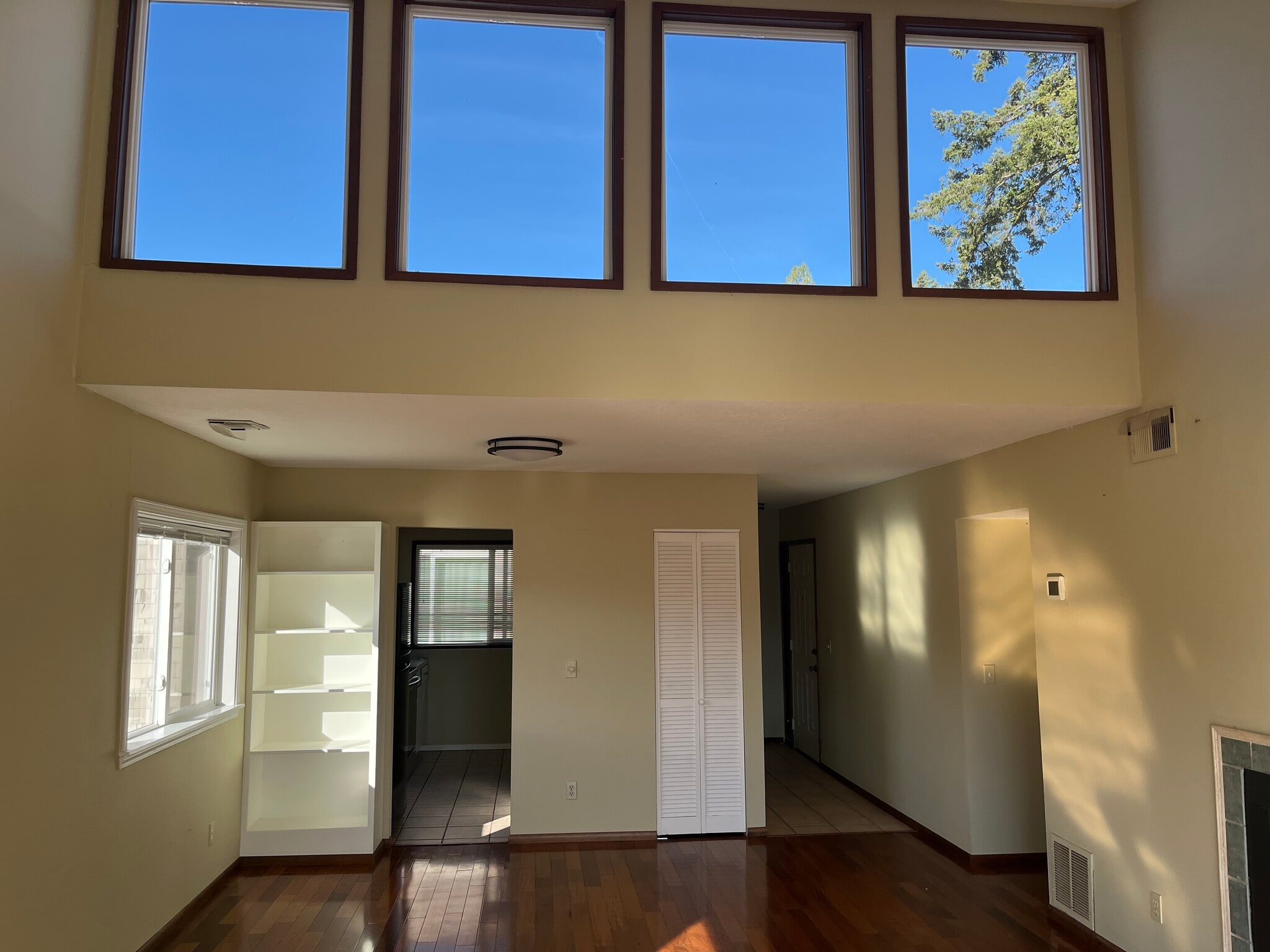 North facing pop-up windows above living room - 7511 N Edgewater Ave