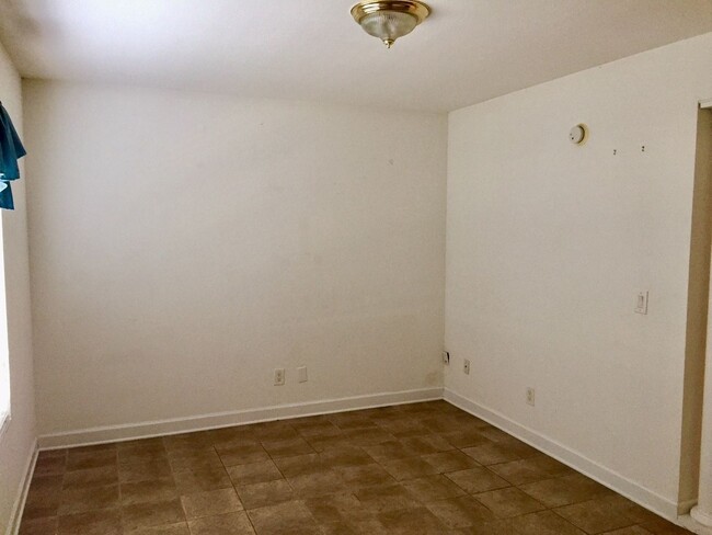 Building Photo - 2 Bedroom 2 Bath Townhome