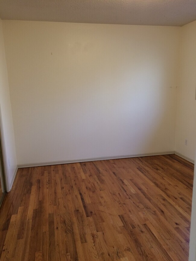 Building Photo - Corner 1bed, great location, bike storage,...