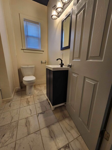 Building Photo - 21 Rose Ave