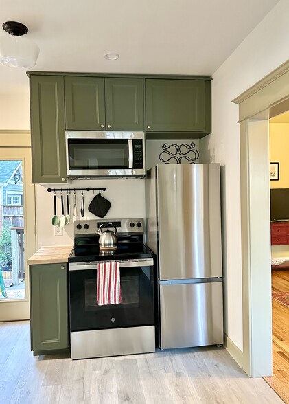 Building Photo - 729 NE Shaver St