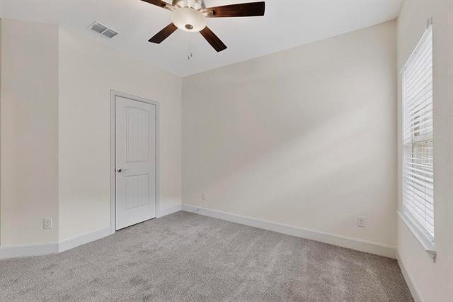 Building Photo - 560 Oak Crk Dr