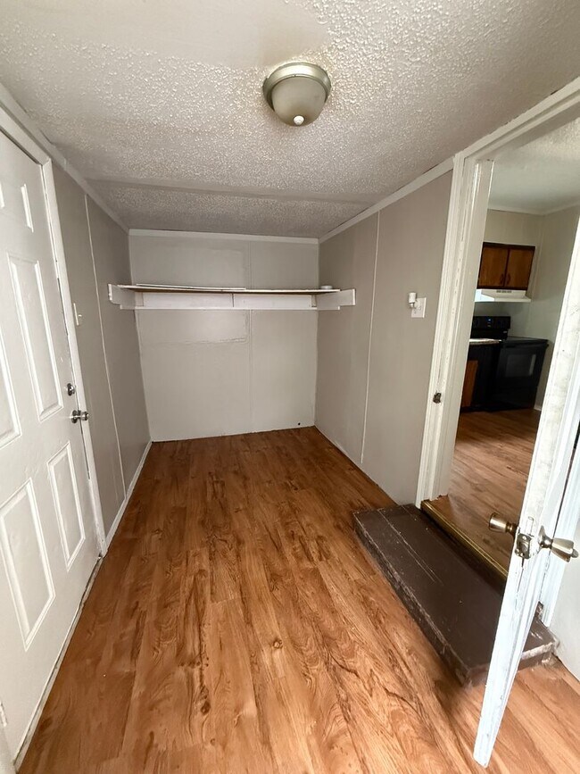 Building Photo - 2 Bed 1 Bath - Off Street Parking/Washer Dryer Hook Up!