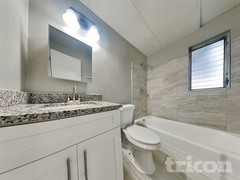 Building Photo - 10916 N 14th St