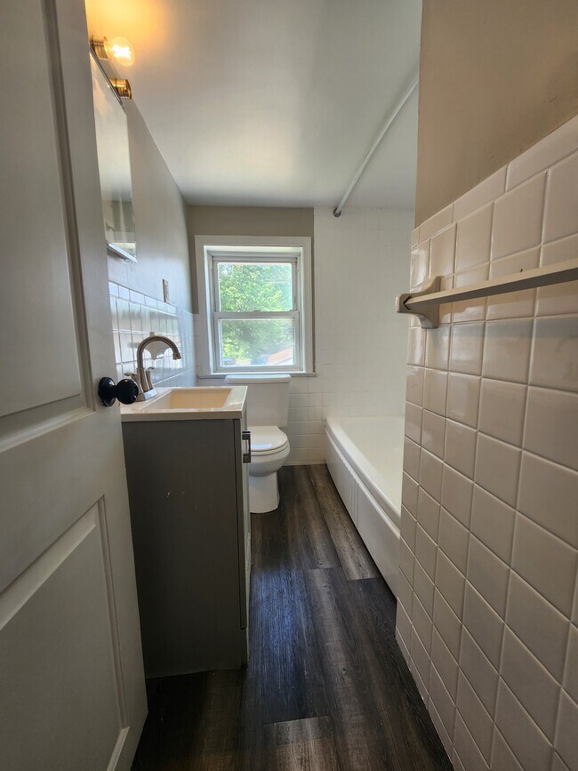 2nd floor bath - 1023 Lawnton Ter