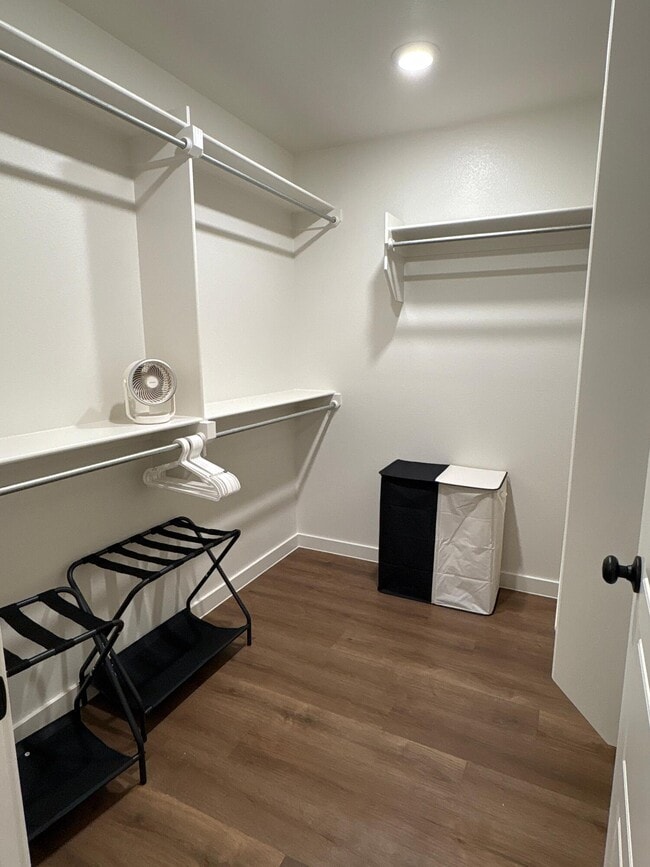 Building Photo - 2139 Langford Ave