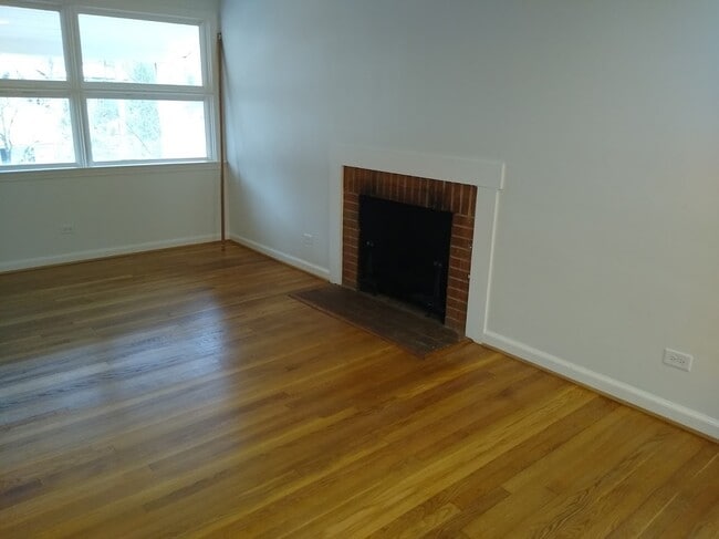 Building Photo - 2307 Crestmont Ave