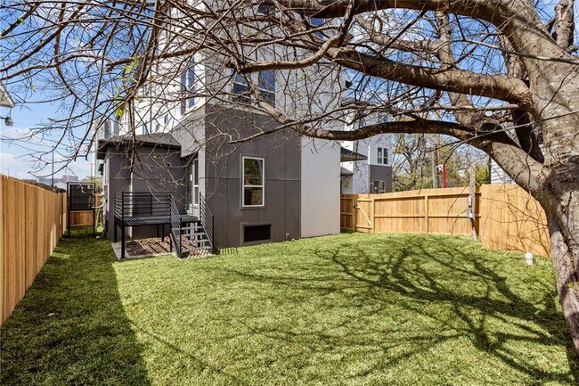 Building Photo - 2509 N MacGregor Way