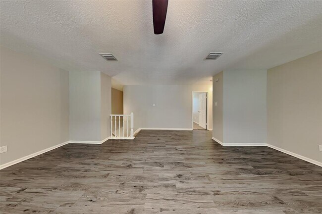 Building Photo - 2615 Silver Falls Dr