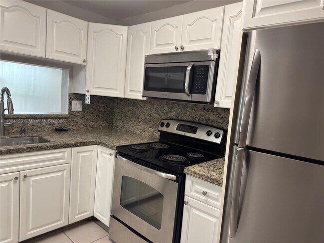 Building Photo - 10865 SW 112th Ave