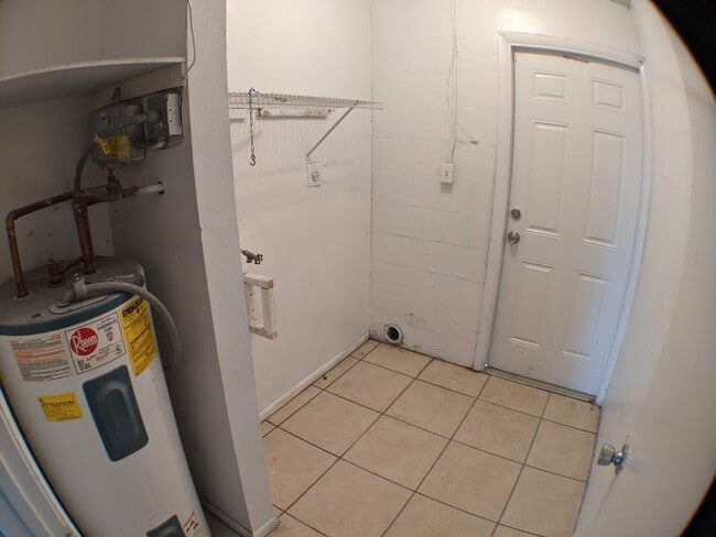 Building Photo - 3 Bedroom, 2 Bathrooms Apartment with Wate...