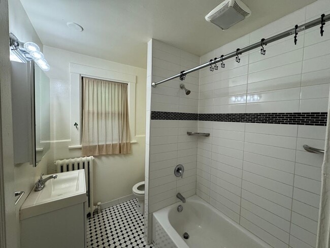 Building Photo - Great two story townhouse in the heart of Squirrel Hill!