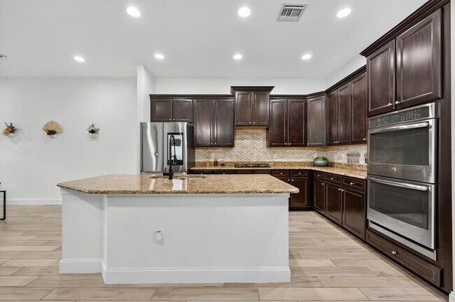 Building Photo - 8971 Edgewater Bend