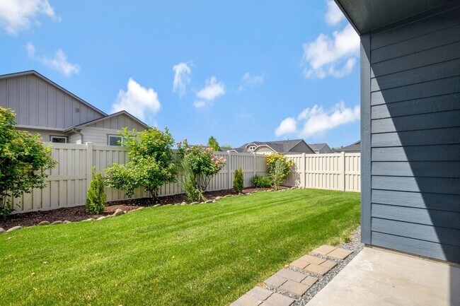 Building Photo - 3 - Bedroom Meridian home on corner lot!!