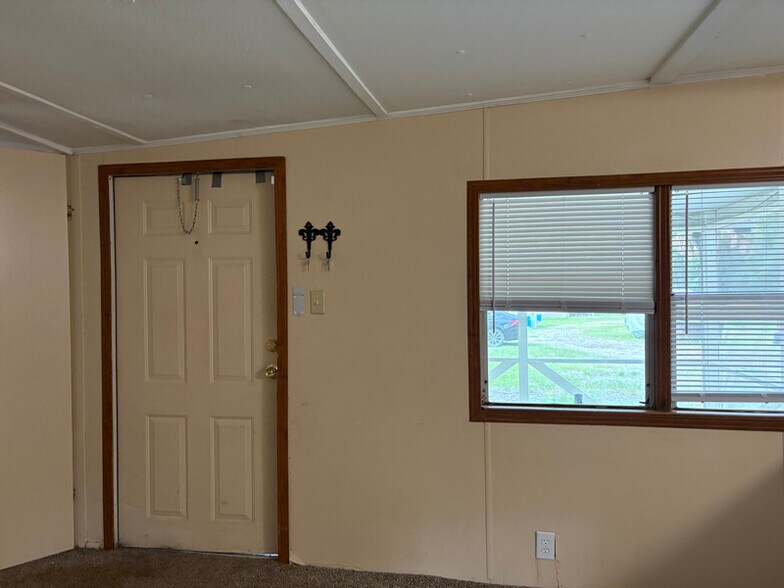 Building Photo - 10542 Lynnwood Ave