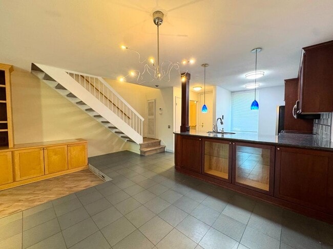 Building Photo - 2224 Woodside Ln