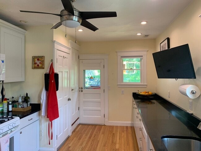 Building Photo - 1045 Adams St