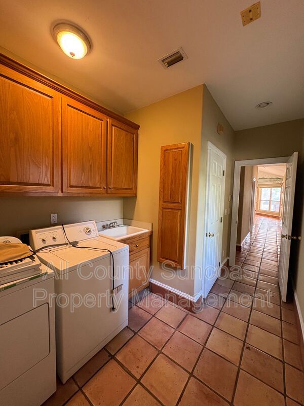 Building Photo - 2600 Lucerne Dr