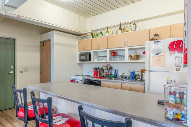 3BR, 1BA - 903SF - Kitchen - Park Terrace West Apartments - Location is Everything!