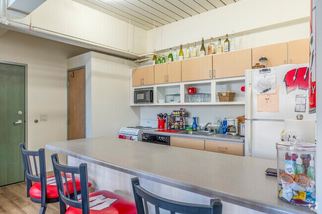 3BR, 1BA - 903SF - Kitchen - Park Terrace West