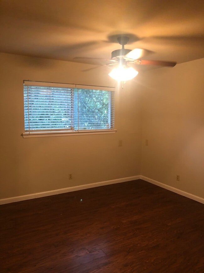 Building Photo - August Prelease : Hyde Park 2 bed/1 bath Condo, New Paint and Updated Bathroom!