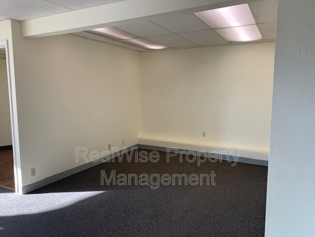 Building Photo - 131 SE Main St