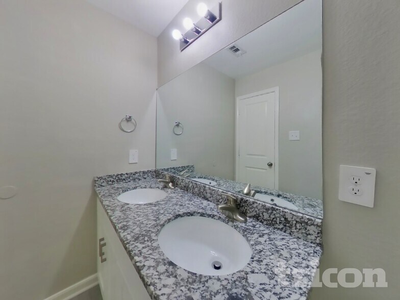 Building Photo - 15673 Briar Frst Dr