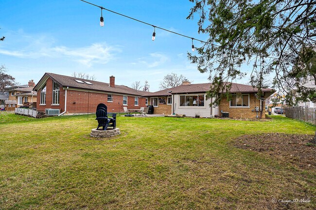 Building Photo - 5844 N Lacey Ave