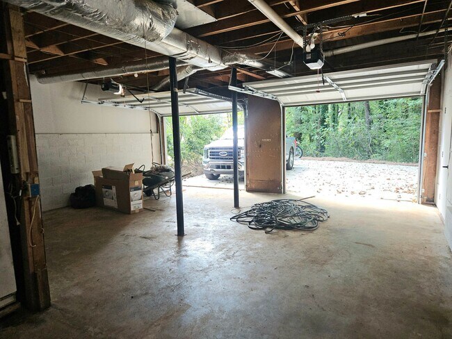 Building Photo - 520 Hardy Cir