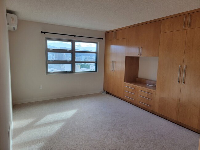 Building Photo - Split AC. Two Parking. Kakaako. (RRLLC)