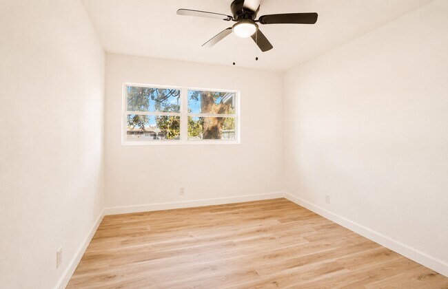 Building Photo - 5252 Santa Monica Blvd N